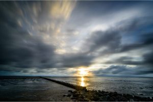Zonsondergang boven de Waddenzee bij Holwerd [FR3_0181]
